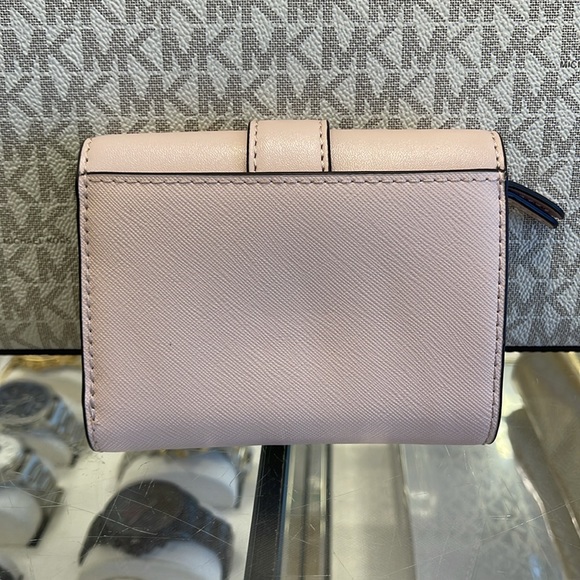 MICHAEL KORS
Carmen Medium Faux Leather Wallet
Powder Blush 
NWT - Picture 6 of 16